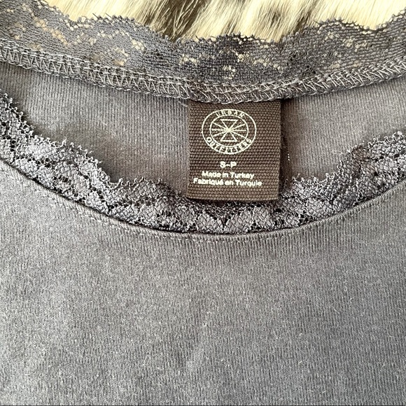 NWOT Urban Outfitters “Lover” cropped navy tee - Picture 3 of 3